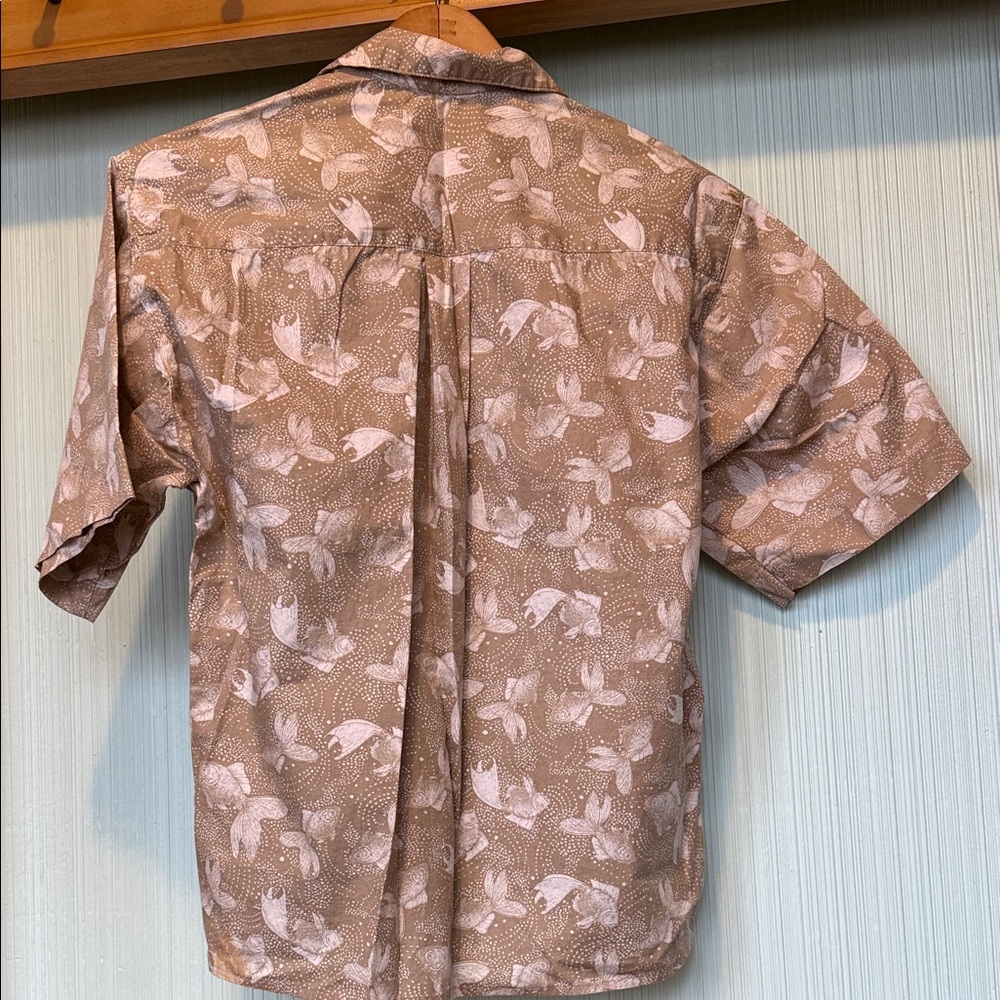 Vintage 80s 90s Ruff Hewn Tan & White GoldFish Koi Art Pattern Button Up Shirt - Picture 4 of 16